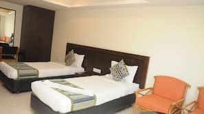 Desk, laptop workspace, iron/ironing board, free WiFi