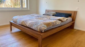 Hypo-allergenic bedding, laptop workspace, iron/ironing board, free WiFi