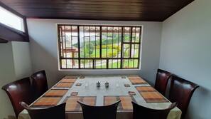 Frigorífico, microondas, placa de cocina y cafetera o tetera