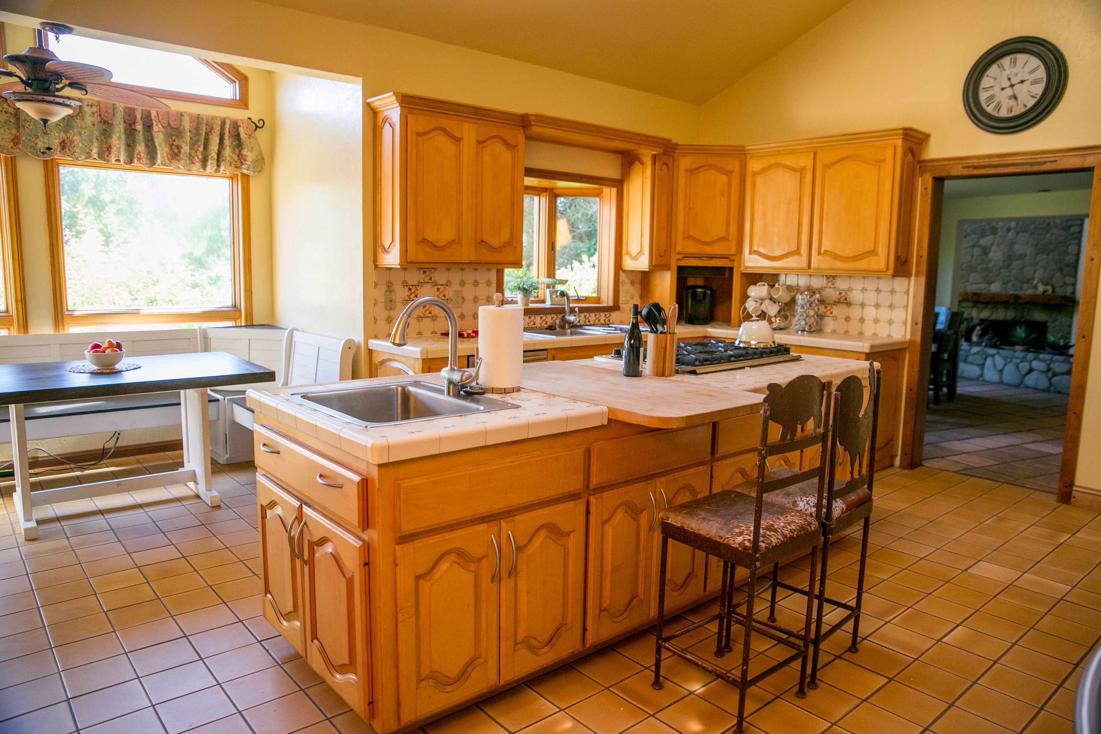 Spacious Lodge, Pool, Hot Tub, Outdoor Barbecue. 4.5 Miles to Downtown Ojai in Oak View, United States
