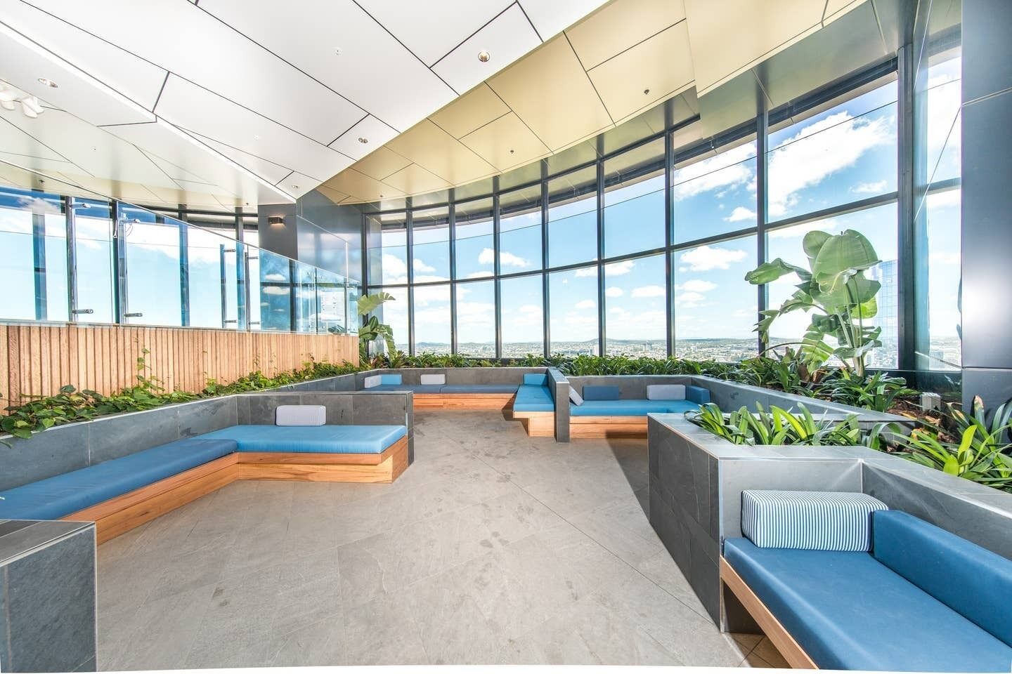 Tallest Tower in CBD 2 Bedroom apt With Pool & Gym