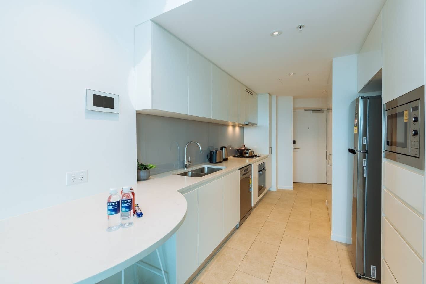 Tallest Tower in CBD 2 Bedroom apt With Pool & Gym