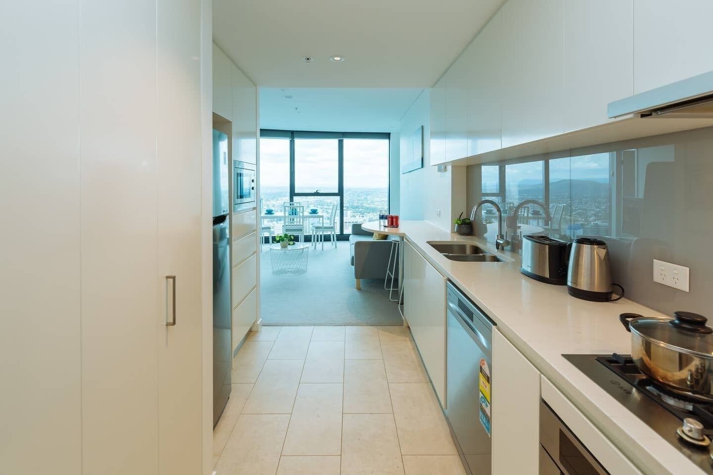 Tallest Tower in CBD 2 Bedroom apt With Pool & Gym