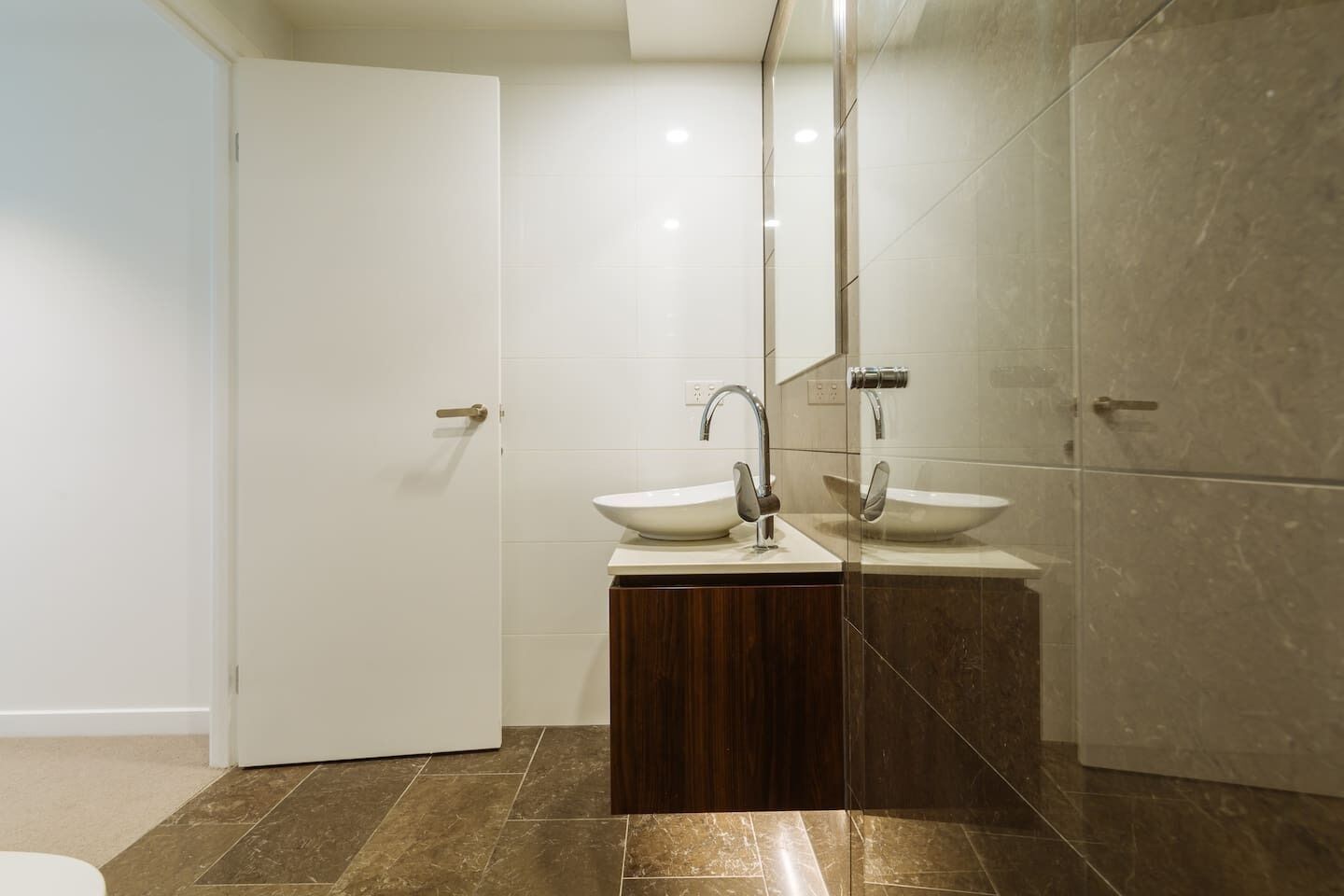 Tallest Tower in CBD 2 Bedroom apt With Pool & Gym