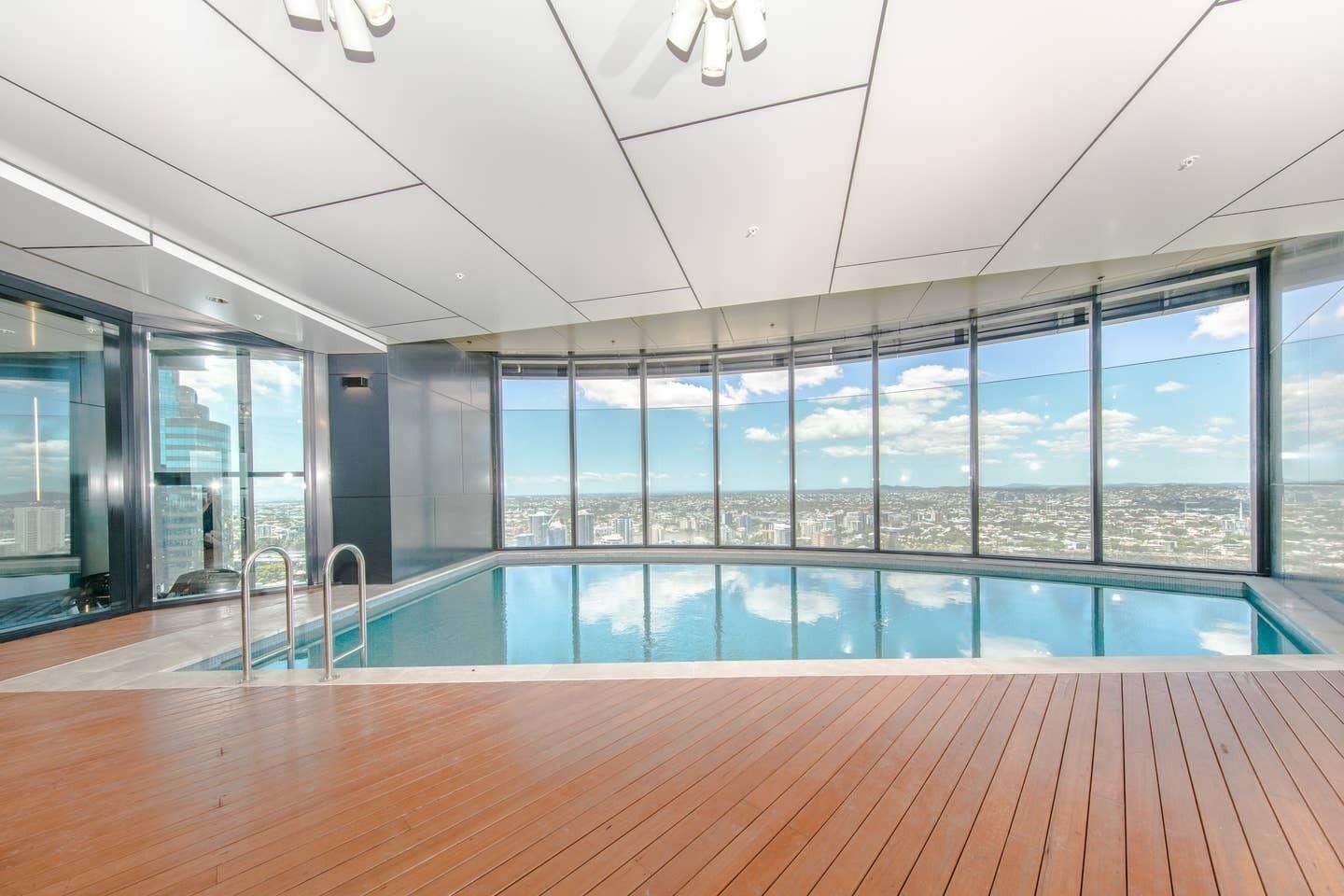 Tallest Tower in CBD 2 Bedroom apt With Pool & Gym