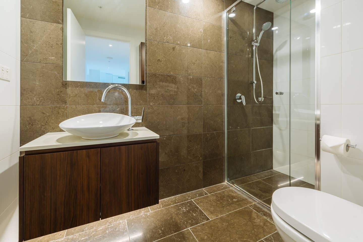 Tallest Tower in CBD 2 Bedroom apt With Pool & Gym