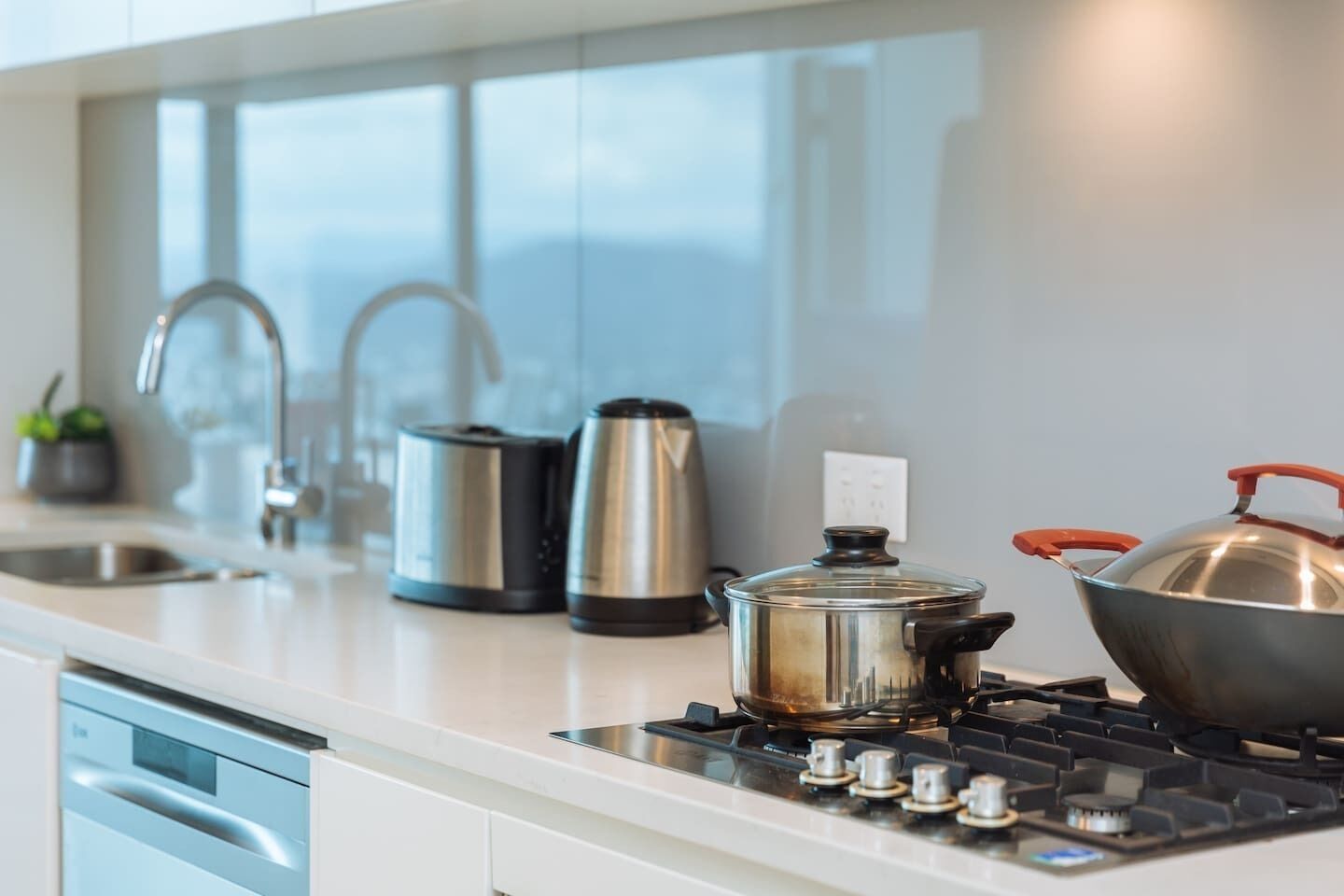 Tallest Tower in CBD 2 Bedroom apt With Pool & Gym