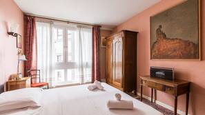 3 bedrooms, desk, iron/ironing board, free WiFi