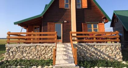 Charming 2-bed Cottage With in Žabljak