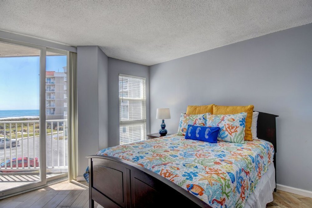 Updated Oceanfront Unit, Steps to the Beach Sneads Ferry Vrbo