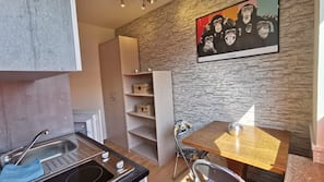 Großer Kühlschrank, Mikrowelle, Ofen, Herd