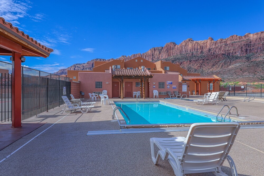 New listing! Brand new condo w/ shared pool & hot tub: close to national parks!