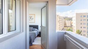 2 Schlafzimmer, kostenpflichtige Babybetten, Bettwäsche