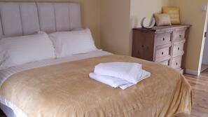 3 bedrooms, iron/ironing board, free WiFi, linens