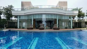 Kolam renang outdoor