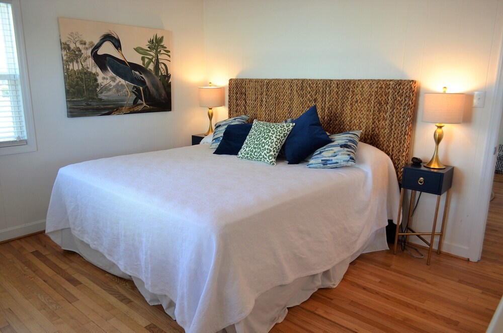 Pond Beach House Walk to Beach (Channelfront) in Garden City Beach