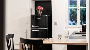 Kühlschrank, Herd, Kochgeschirr/Geschirr/Besteck