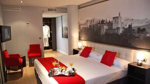 Ropa de cama de alta calidad, minibar, caja fuerte y escritorio