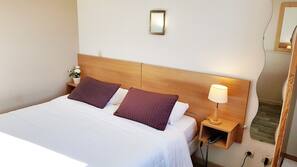 Surmatelas, bureau, fer et planche à repasser sur demande