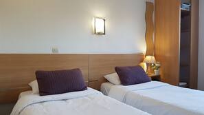 Surmatelas, bureau, fer et planche à repasser sur demande