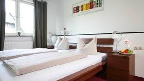 Hochwertige Bettwaren, Zimmersafe, Schreibtisch, Verdunkelungsvorhänge