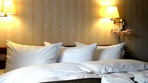 Hochwertige Bettwaren, Pillowtop-Betten, Zimmersafe, Schreibtisch