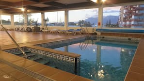 Una piscina cubierta, una piscina al aire libre de temporada