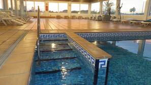 Una piscina cubierta, una piscina al aire libre de temporada