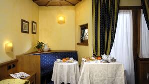 Minibar, una cassaforte in camera, una scrivania, tende oscuranti