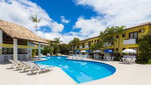 Piscina externa, guarda-sóis, espreguiçadeiras