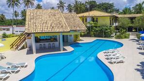 Piscina externa, guarda-sóis, espreguiçadeiras