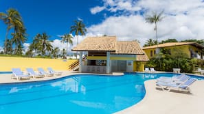 Piscina externa, guarda-sóis, espreguiçadeiras
