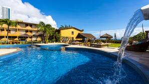 2 piscinas externas, guarda-sóis, espreguiçadeiras