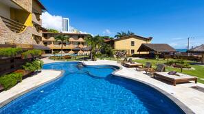 2 piscinas externas, guarda-sóis, espreguiçadeiras