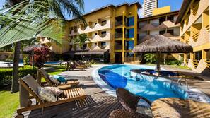 2 piscinas externas, guarda-sóis, espreguiçadeiras