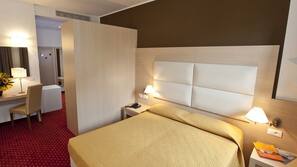 Lenzuola Frette, una scrivania, culle/letti per bambini (gratuiti)