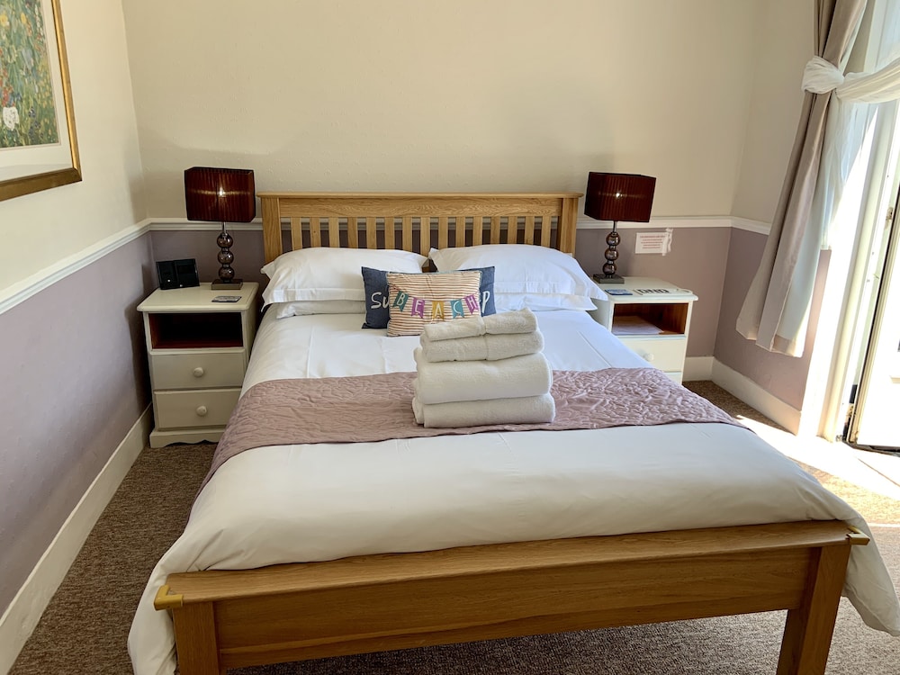 Epchris House Reviews, Photos & Rates