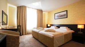 Minibar, coffre-forts dans les chambres, bureau