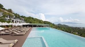 Piscine extérieure, parasols de plage