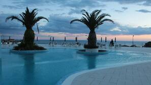 3 piscines extérieures
