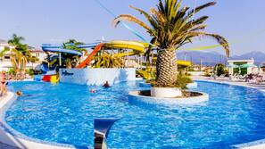 3 piscines extérieures