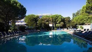 Piscina stagionale all'aperto, ombrelloni da piscina, lettini