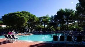 Piscina stagionale all'aperto, ombrelloni da piscina, lettini