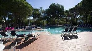 Piscina stagionale all'aperto, ombrelloni da piscina, lettini