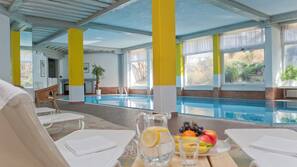 Piscine couverte, chaises longues