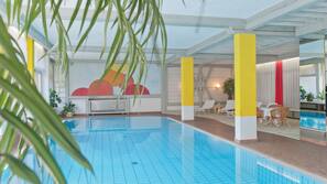 Piscine couverte, chaises longues
