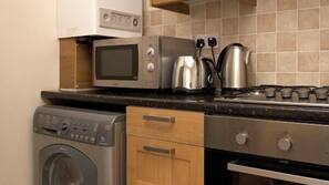 Geladeira grande, micro-ondas, cooktop, cafeteira/chaleira