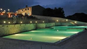 Piscina stagionale all'aperto, ombrelloni da piscina, lettini