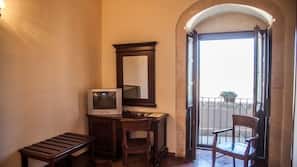 1 camera, una cassaforte in camera, una scrivania, ferro/asse da stiro