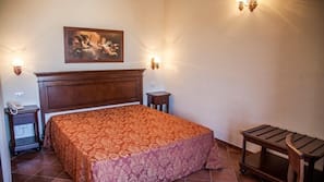 1 camera, una cassaforte in camera, una scrivania, ferro/asse da stiro
